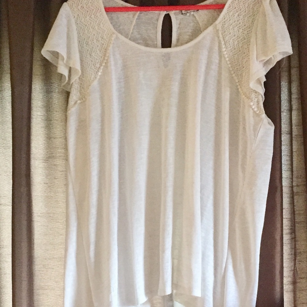 White tee, short sleeve